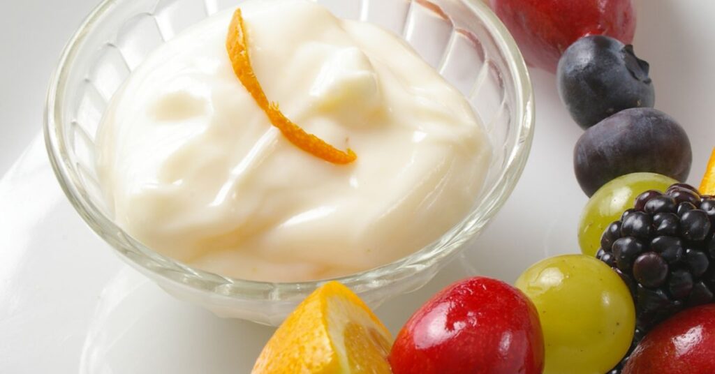 Zero point cheesecake dip made with Greek yogurt and sugar-free cheesecake pudding mix, topped with fruit