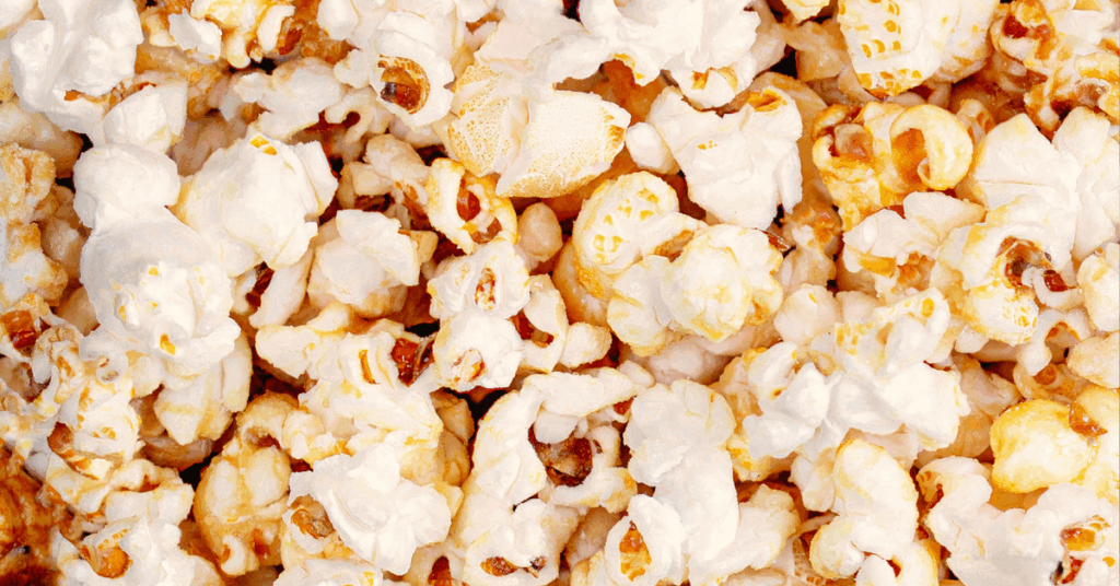 Air-popped popcorn coated with cinnamon and golden sugar crystalsl.